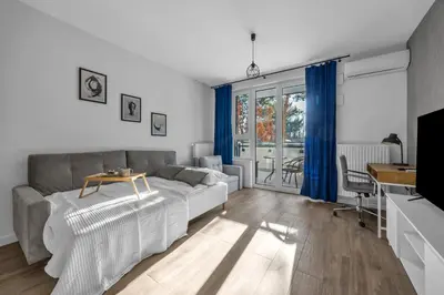 Telewizja i/lub zestaw kina domowego w obiekcie Włochy Apt - Balcony, Parking - by Rentujemy