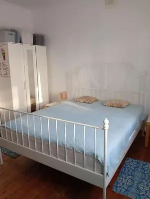 Łóżko lub łóżka w pokoju w obiekcie Cozy apartment in Warsaw's Praga Północ