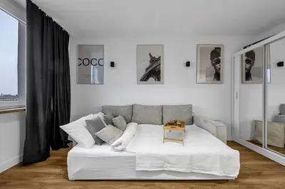Łóżko lub łóżka w pokoju w obiekcie Muranów Studio - 10th Floor, Trams Nearby - by Rentujemy