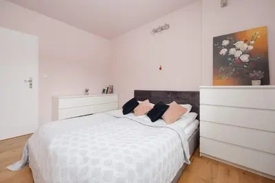 Łóżko lub łóżka w pokoju w obiekcie Atmospheric Apartment in Warsaw for 4 Guests by Noclegi Renters