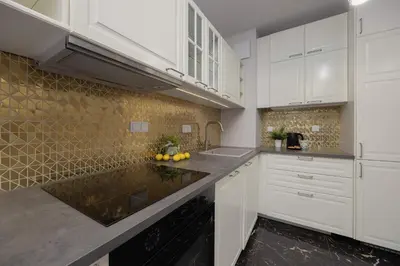 Kuchnia lub aneks kuchenny w obiekcie Atmospheric Apartment in Warsaw for 4 Guests by Noclegi Renters