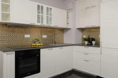 Kuchnia lub aneks kuchenny w obiekcie Atmospheric Apartment in Warsaw for 4 Guests by Noclegi Renters