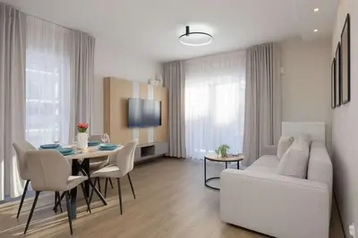Część wypoczynkowa w obiekcie Comfortable Apartment in Warsaw for 4 Guests with Underground Parking by Noclegi Renters