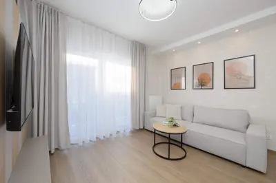 Telewizja i/lub zestaw kina domowego w obiekcie Comfortable Apartment in Warsaw for 4 Guests with Underground Parking by Noclegi Renters