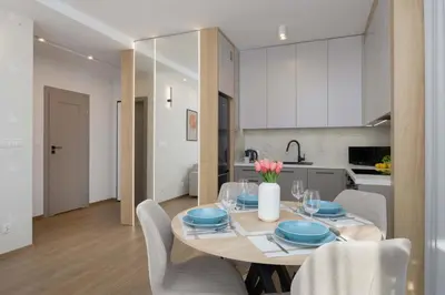 Kuchnia lub aneks kuchenny w obiekcie Comfortable Apartment in Warsaw for 4 Guests with Underground Parking by Noclegi Renters