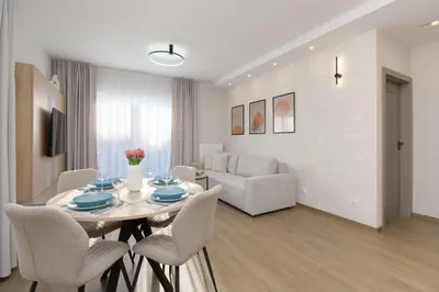 Część wypoczynkowa w obiekcie Comfortable Apartment in Warsaw for 4 Guests with Underground Parking by Noclegi Renters