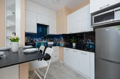Kuchnia lub aneks kuchenny w obiekcie Bright Apartment Przyokopowa in the Centre of Warsaw with Parking by Noclegi Renters