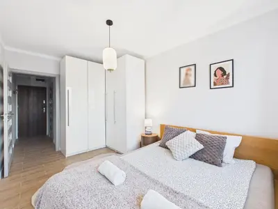 Łóżko lub łóżka w pokoju w obiekcie Zwycięzców 4A SuperApart near National Stadion
