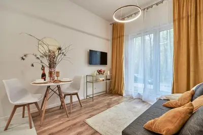 Telewizja i/lub zestaw kina domowego w obiekcie Cozy Apartment Białołęka - BOOK IT WARSAW