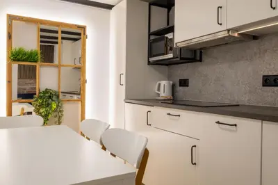 Kuchnia lub aneks kuchenny w obiekcie Klimatyczny Apartament z Antresolą w Kamienicy