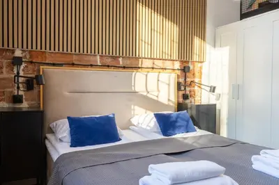 Łóżko lub łóżka w pokoju w obiekcie Klimatyczny Apartament z Antresolą w Kamienicy