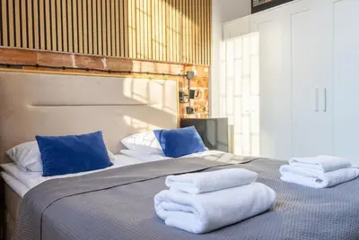 Łóżko lub łóżka w pokoju w obiekcie Klimatyczny Apartament z Antresolą w Kamienicy