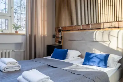 Łóżko lub łóżka w pokoju w obiekcie Klimatyczny Apartament z Antresolą w Kamienicy