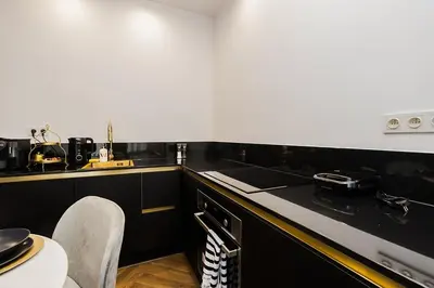 Kuchnia lub aneks kuchenny w obiekcie Woronicza Premium - BLACK MIRROR