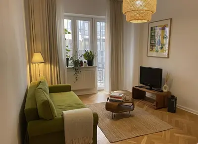 Telewizja i/lub zestaw kina domowego w obiekcie Intermezzo Vintage Apartment by VAYA STAYS