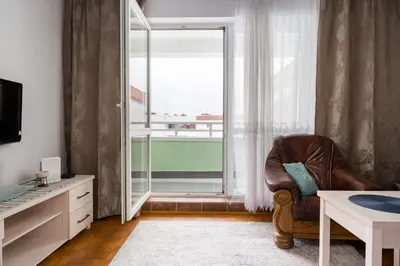 Telewizja i/lub zestaw kina domowego w obiekcie Ceramiczna Residence Apartment by BookingHost