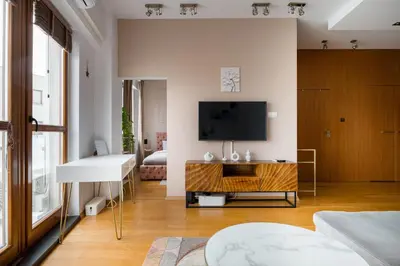 Telewizja i/lub zestaw kina domowego w obiekcie Wilanów Urban Chic Apartment by BookingHost