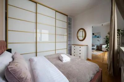 Łóżko lub łóżka w pokoju w obiekcie Wilanów Urban Chic Apartment by BookingHost