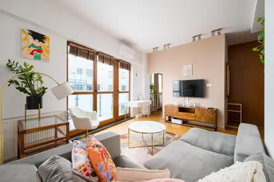 Telewizja i/lub zestaw kina domowego w obiekcie Wilanów Urban Chic Apartment by BookingHost