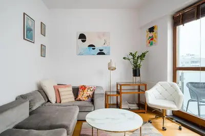 Część wypoczynkowa w obiekcie Wilanów Urban Chic Apartment by BookingHost