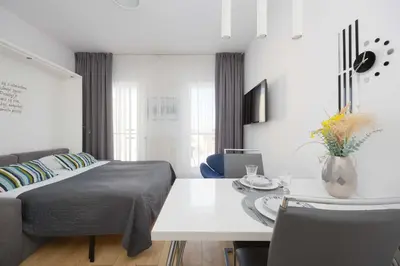 Telewizja i/lub zestaw kina domowego w obiekcie Modern Studio in Warsaw with Parking next to the EXPO XXI by Noclegi Renters