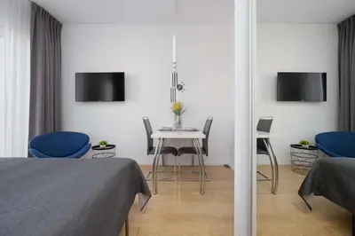 Telewizja i/lub zestaw kina domowego w obiekcie Modern Studio in Warsaw with Parking next to the EXPO XXI by Noclegi Renters
