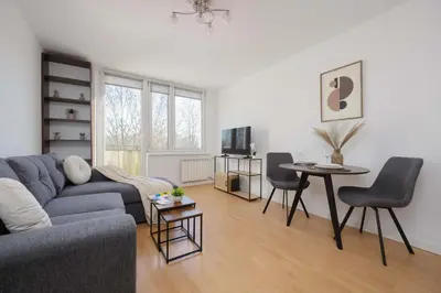 Telewizja i/lub zestaw kina domowego w obiekcie Modern Apartment for 4 People Bright & Functional Interiors by Noclegi Renters