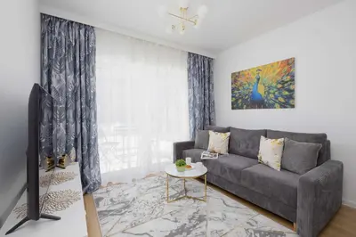 Telewizja i/lub zestaw kina domowego w obiekcie Unique Apartment for 4 People with Parking in Warsaw by Noclegi Renters