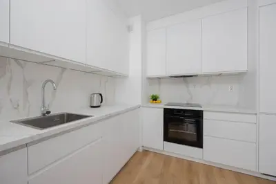 Kuchnia lub aneks kuchenny w obiekcie Unique Apartment for 4 People with Parking in Warsaw by Noclegi Renters