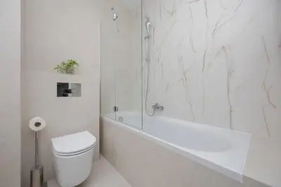 Łazienka w obiekcie Unique Apartment for 4 People with Parking in Warsaw by Noclegi Renters