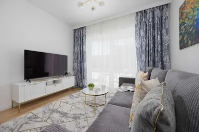 Telewizja i/lub zestaw kina domowego w obiekcie Unique Apartment for 4 People with Parking in Warsaw by Noclegi Renters