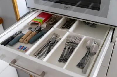 Kuchnia lub aneks kuchenny w obiekcie Bemowo Two-Bedrooms Apt - 52m2, Parking, Loggia - by Rentujemy