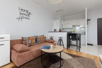 Kuchnia lub aneks kuchenny w obiekcie Unique Apartment with Balcony in Warsaw by Noclegi Renters