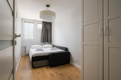 Łóżko lub łóżka w pokoju w obiekcie Rondo ONZ Modern Apartment by BookingHost