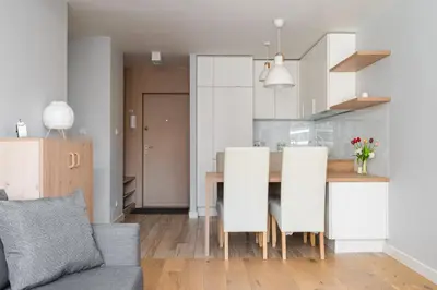 Kuchnia lub aneks kuchenny w obiekcie Rondo ONZ Modern Apartment by BookingHost