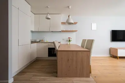 Kuchnia lub aneks kuchenny w obiekcie Rondo ONZ Modern Apartment by BookingHost
