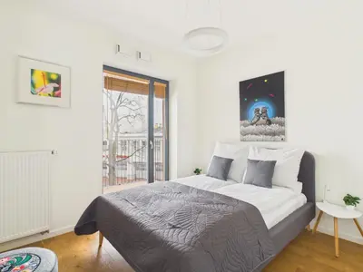 Łóżko lub łóżka w pokoju w obiekcie Sprzeczna Light & Space Apartment Warsaw by Solarento