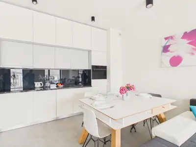 Kuchnia lub aneks kuchenny w obiekcie Sprzeczna Light & Space Apartment Warsaw by Solarento