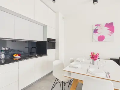 Kuchnia lub aneks kuchenny w obiekcie Sprzeczna Light & Space Apartment Warsaw by Solarento