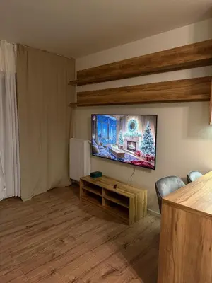 Telewizja i/lub zestaw kina domowego w obiekcie New cozy apartment in a gated complex in Wola