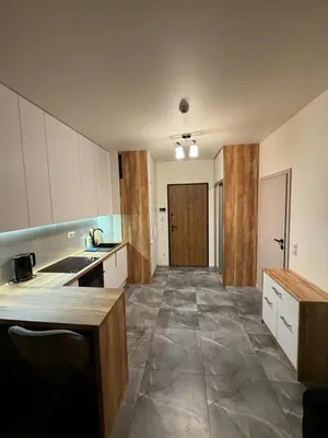 Kuchnia lub aneks kuchenny w obiekcie New cozy apartment in a gated complex in Wola