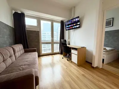 Telewizja i/lub zestaw kina domowego w obiekcie Flat next to Rondo ONZ