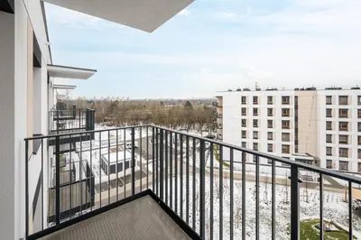 Balkon lub taras w obiekcie Siekierki Malachite Apartment by BookingHost