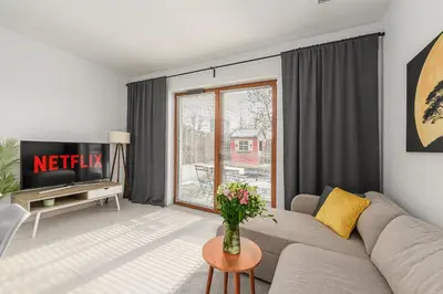 Telewizja i/lub zestaw kina domowego w obiekcie Lumina premium family apartment patio with private garden