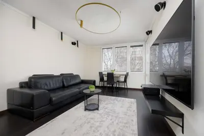 Telewizja i/lub zestaw kina domowego w obiekcie Cozy Apartment for 2 People Near the Palace of Culture and Science in Warsaw by Noclegi Renters