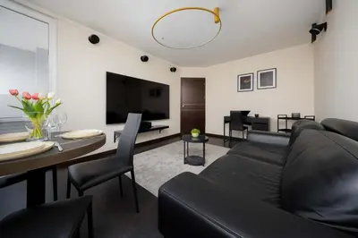Telewizja i/lub zestaw kina domowego w obiekcie Cozy Apartment for 2 People Near the Palace of Culture and Science in Warsaw by Noclegi Renters