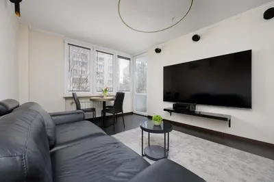 Telewizja i/lub zestaw kina domowego w obiekcie Cozy Apartment for 2 People Near the Palace of Culture and Science in Warsaw by Noclegi Renters