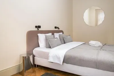 Łóżko lub łóżka w pokoju w obiekcie Hoża 61 Superior Apartment by BookingHost