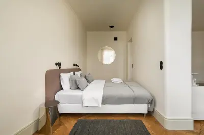 Łóżko lub łóżka w pokoju w obiekcie Hoża 61 Superior Apartment by BookingHost