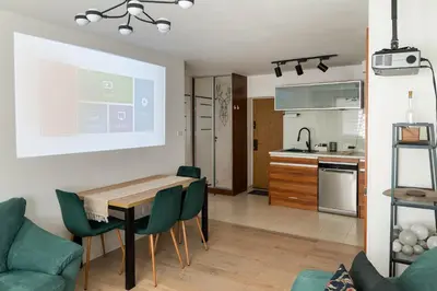 Kuchnia lub aneks kuchenny w obiekcie Jerozolimskie Urban Comfort Apartment by BookingHost